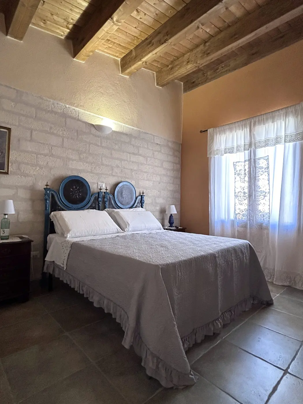Camera arredata in stile rurale dell’Antica Masseria Il Casone