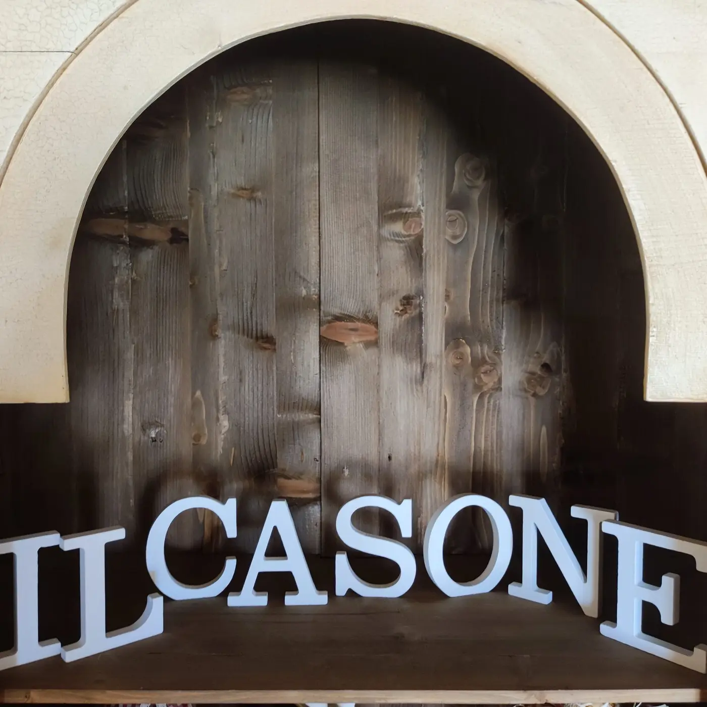 Dettaglio dell’insegna Il Casone sotto l’arco in pietra