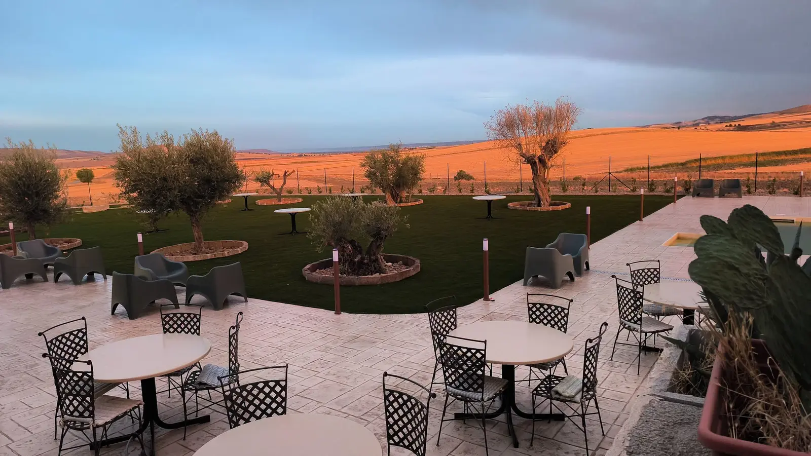 Giardino e campagna di Candela al tramonto