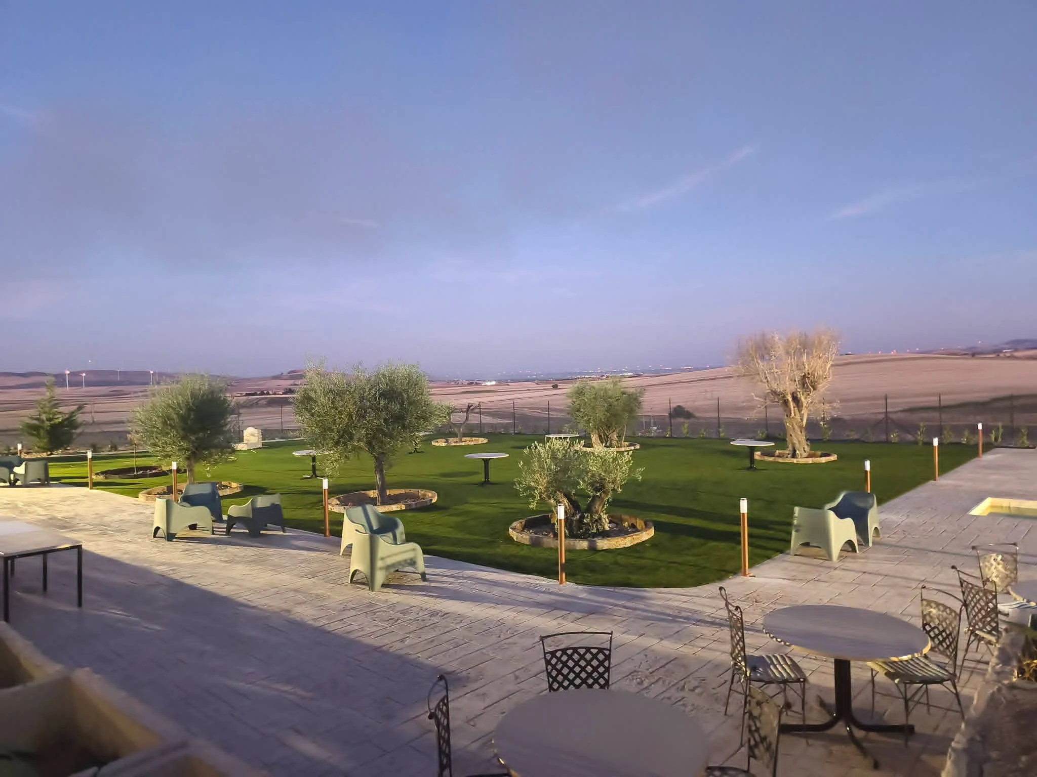 Il giardino della Masseria e le colline nella luce della sera
