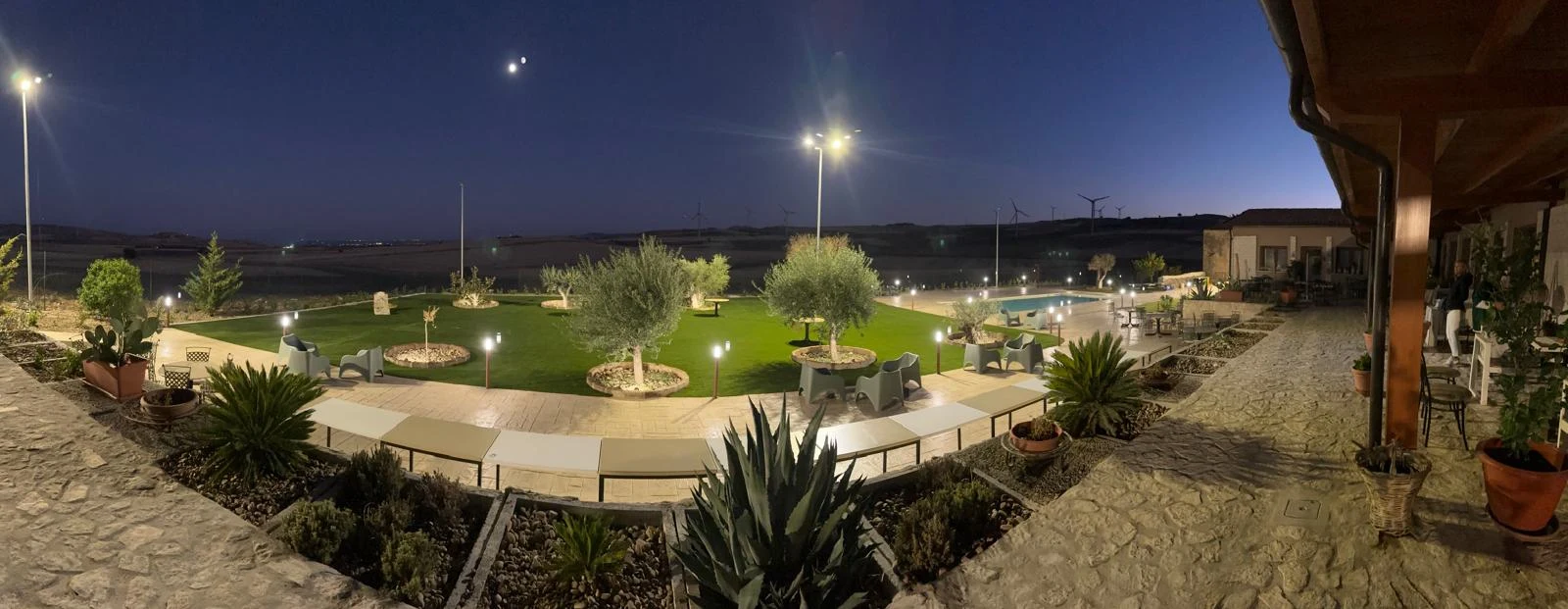 Vista panoramica serale del giardino e della piscina