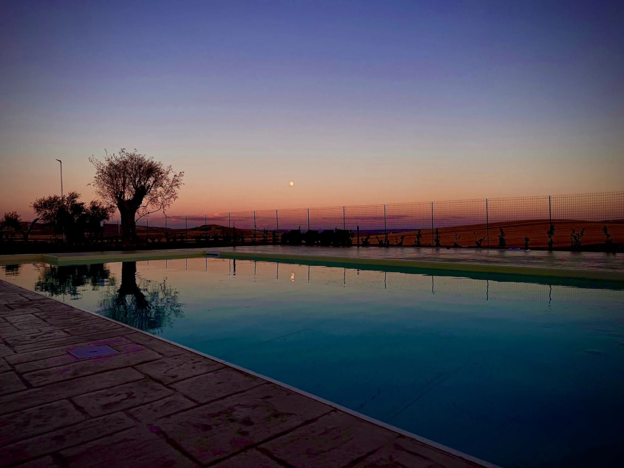La piscina al tramonto sotto la luna