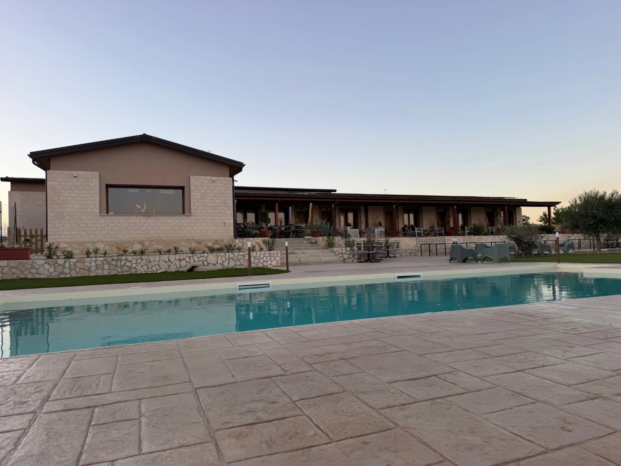 La Masseria e la piscina nella luce della sera